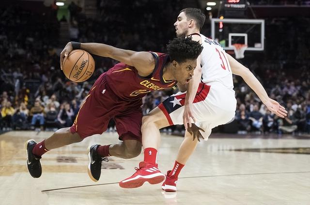 世界杯官方app-剧本杀！外来和尚凌驾本土一哥 塞克斯顿2转变让“三球”成替补|黄蜂|骑士|詹姆斯-布克奈特|科林-塞克斯顿|科林·塞克斯顿_新浪体育_新浪新闻